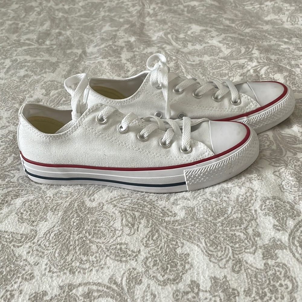 NWOT Converse All-Star Chuck Taylor Low Tops in White Womens Size 6